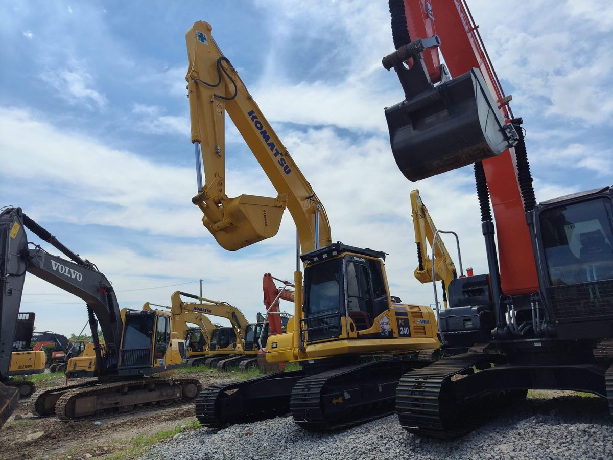 Гусеничный Экскаватор Komatsu PC240-6, б/у